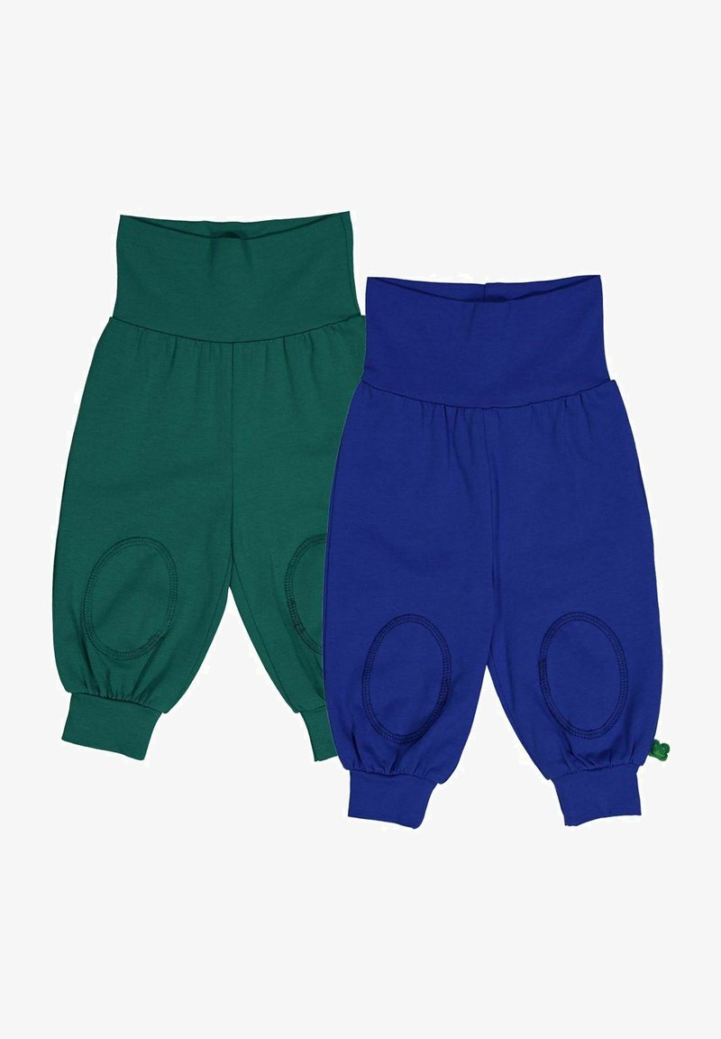 Twee paar katoenen kinderbroeken: één groene en één blauwe. Beide hebben brede taillebanden, elastische boorden en ronde kniestukken.