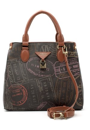 Zwart-bruine handtas met paspoortstempelprints, dubbele handvatten, een slot aan de voorkant en een verstelbare schouderriem opgerold bij de basis.