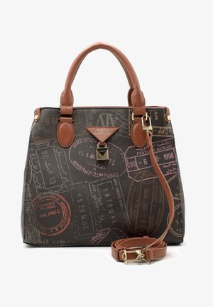 Sac à main noir et marron avec des imprimés de tampons de passeport, double poignées, une serrure frontale et une sangle d'épaule réglable enroulée à la base.