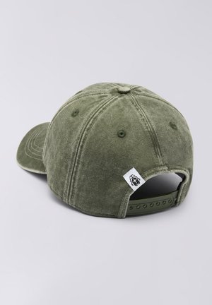 Casquette de baseball vert olive avec fermeture snapback réglable et petite étiquette blanche avec un emblème noir à l'arrière côté droit.