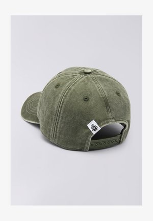 Casquette de baseball vert olive avec fermeture snapback réglable et petite étiquette blanche avec un emblème noir à l'arrière côté droit.