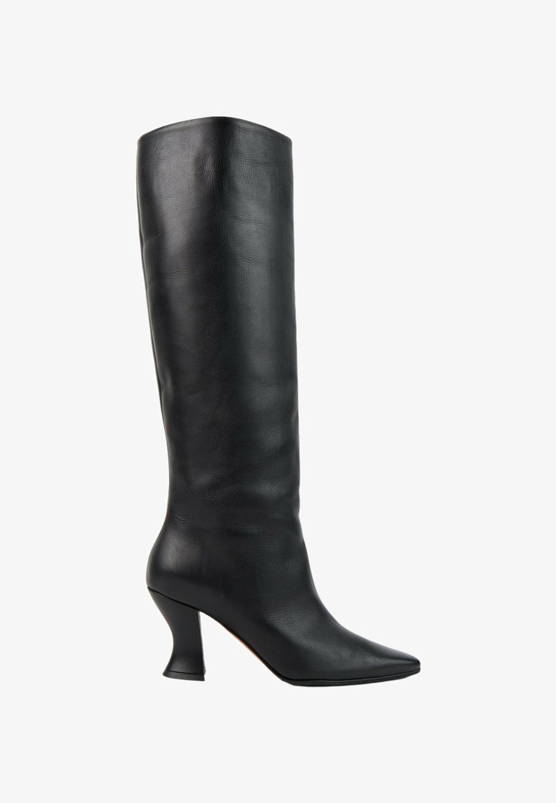 Botte noire en cuir montant au genou avec un bout pointu et un talon bloc courbé, présentée sur fond blanc.