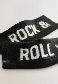 Czarna wełniana opaska na głowę z wyraźnym białym napisem "ROCK & ROLL". Posiada miękką, teksturowaną powierzchnię oraz małą niebieską metkę z gwiazdką.