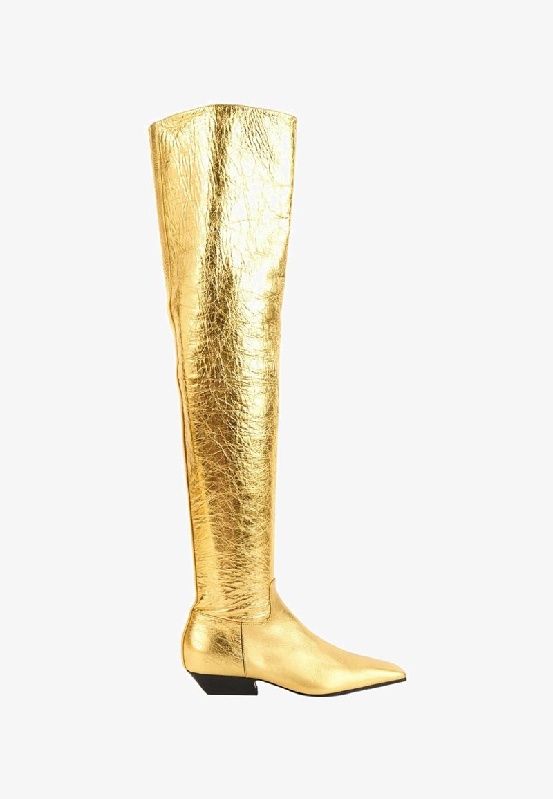 Botte haute brillante dorée jusqu’au genou, avec un bout pointu et un petit talon noir, en cuir texturé.