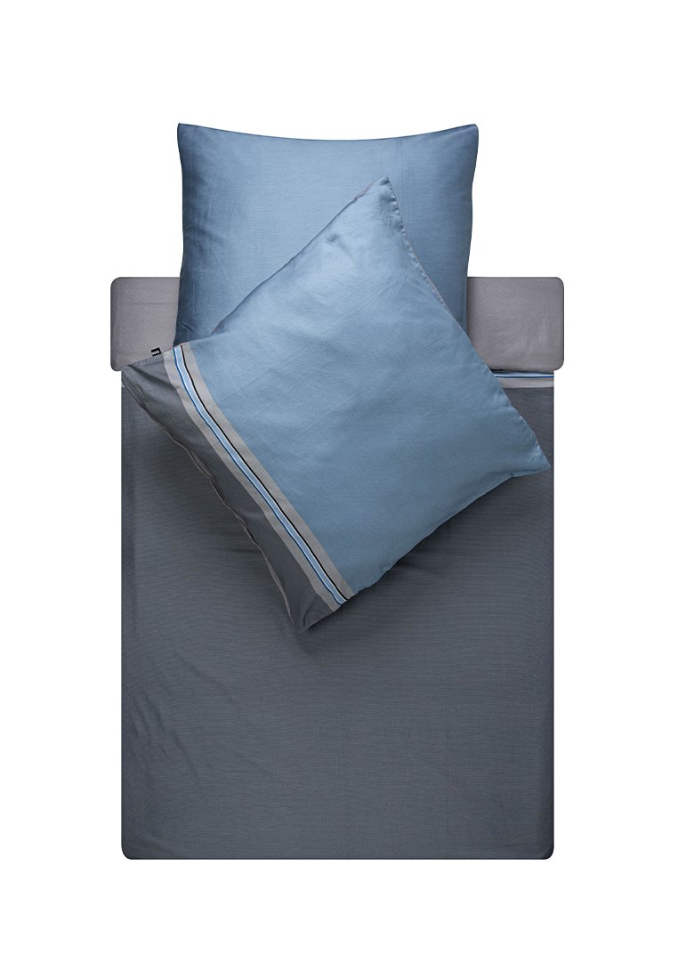 Bettwäsche-Set in Blau mit einem einfarbigen, dunkelblauen Bettcomforter und zwei passenden Kissen, eines davon mit strukturiertem Bezug und hellblauen Streifenakzenten.