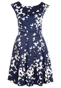 Mörkblå klänning med en åtsittande bodice och utsvängd kjol. Tyget är prytt med vita fjärils-mönster, vilket skapar en detaljerad textur.