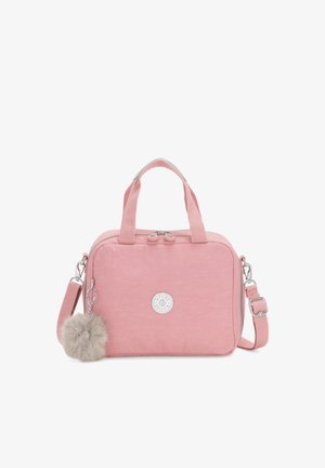 Bolso de tejido rosa con forma rectangular, que presenta asas cortas y una correa de hombro desmontable. Destaca por su herraje plateado y un charm de pompom de pelo.