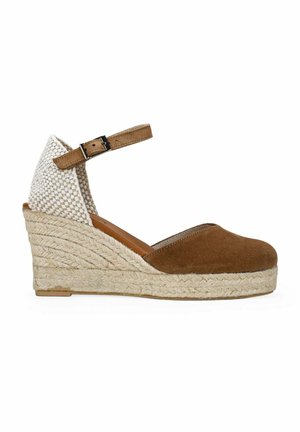 Alpargata cuña de ante marrón con plataforma de yute trenzado, correa en el tobillo y panel trasero beige a cuadros sobre fondo blanco.