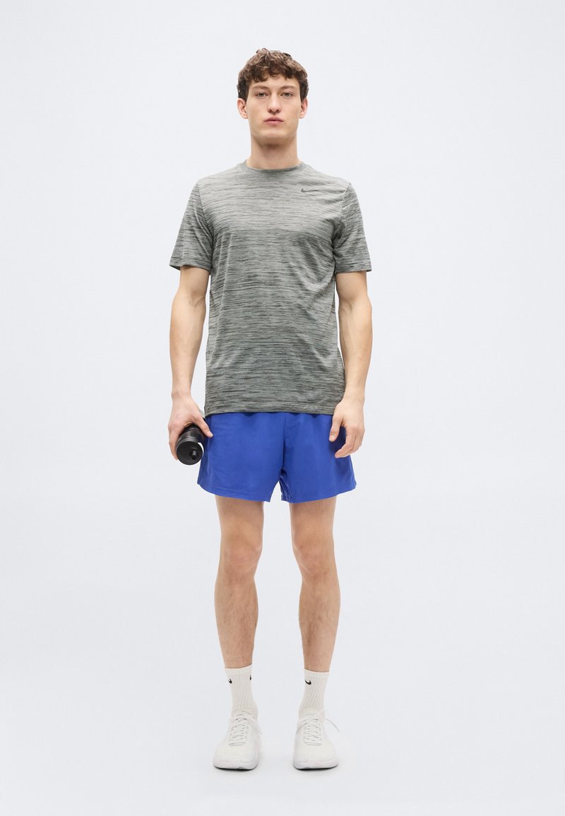 Nike Performance TEE NEW VENEER - Sportovní tričko - iron grey/pure/black