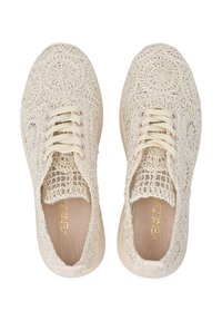 Beige Schnürsneaker mit kompliziertem, strukturiertem, gewebtem Design; glatte Spitze und Zunge; Gummisohle. Markenname innen geprägt.