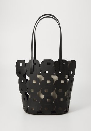 Bolso tote negro con patrón de la letra B recortada y bolsa interior de tela beige, con dobles asas para el hombro.