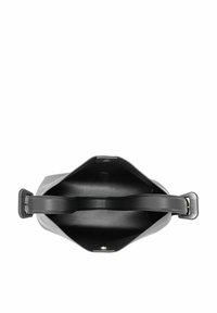 Czarna skórzana torba tote z szerokim otwarciem, mocnymi uchwytami i niedopasowanym wnętrzem. Gładka tekstura o minimalistycznym designie.