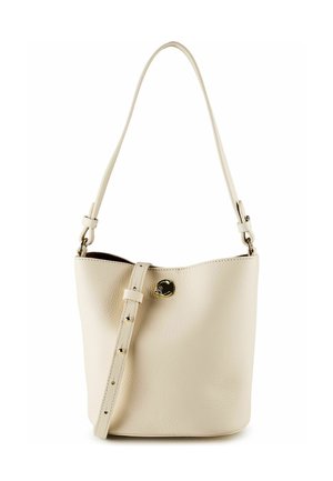 Borsa a secchiello in pelle color crema con tracolla regolabile e chiusura circolare dorata sul davanti, su sfondo bianco.