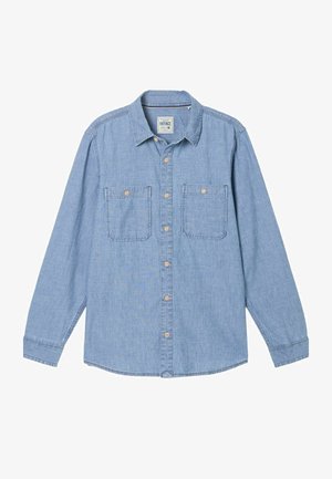 Světle modrá košile s dlouhým rukávem na knoflíky, vyrobená z denimu, s dvěma náprsními kapsami a hnědými knoflíky. Má klasický límec a zakřivený spodní okraj.