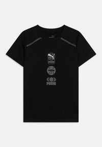 Camiseta negra de algodón, con varios logotipos grises de Puma impresos verticalmente en el frente, y costuras en contraste en los hombros.