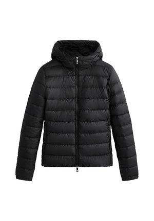 Črna izolirana jakna s kapuco in zadrgo spredaj, ki ima quilted dizajn in gladko, sijajno teksturo.