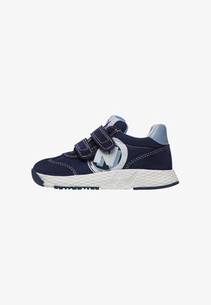 Marineblauwe kindersneaker met twee klittenbandsluitingen, witte rubberen zool, gestructureerde neus en een opvallend logo op de zijkant.