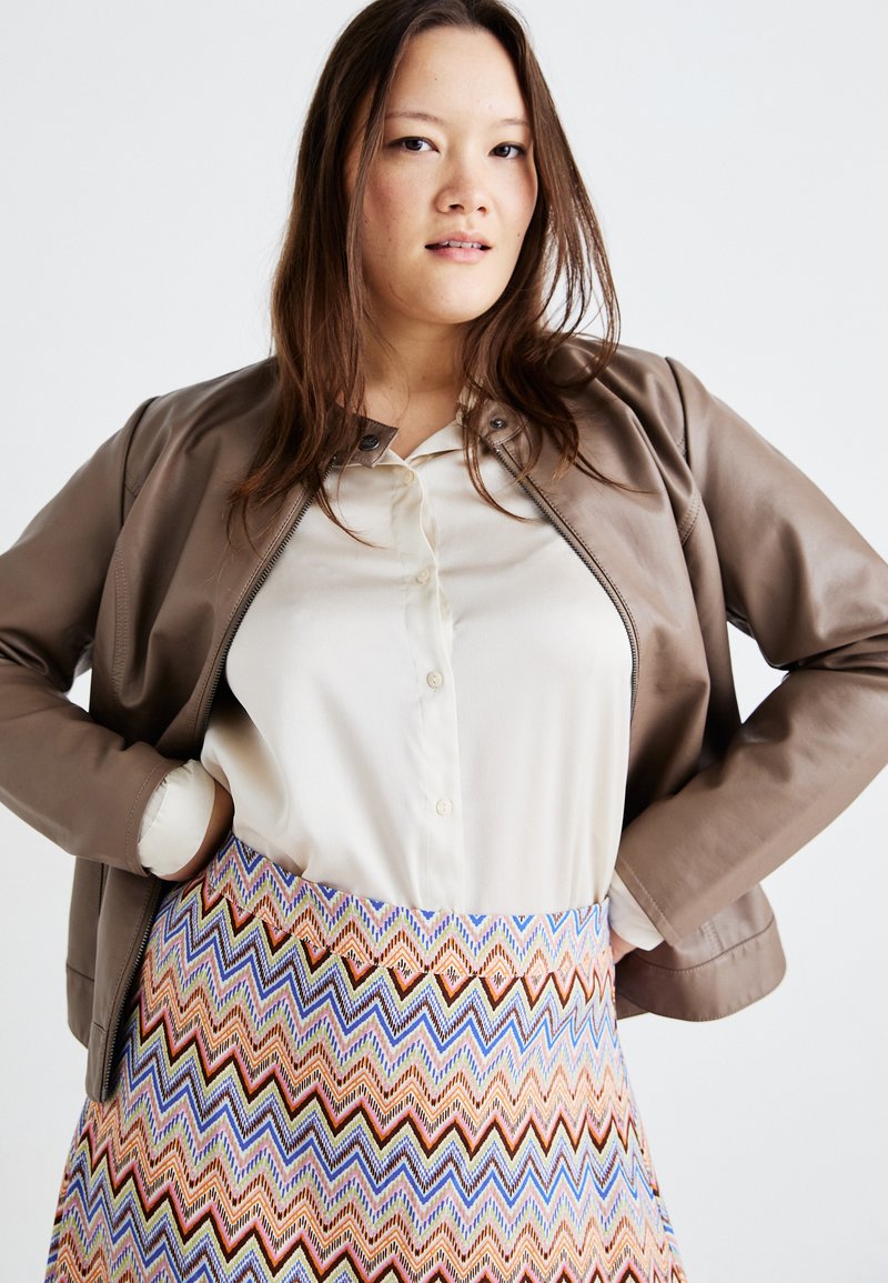 Jupe Midi Plissée Femme Banana Republic - Motif Zigzag Rouge Marine Blanc, Taille 12, Doublée
