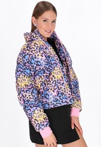 Barevná péřová bunda s vícetrojbarevným leopardím potiskem, s vysokým límcem, zipem a růžovými pružnými manžetami.