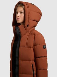 Zateplená bunda barvy rzi s velkou kapucí, vertikálním prošíváním, černými zipy a bočními kapsami. Na rukávu je logo.