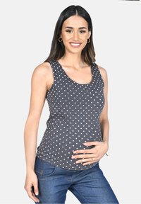 Graues Tanktop mit weißen Herzmustern, ärmelloses Design, Rundhalsausschnitt und weichem Material, kombiniert mit blauen Jeans.