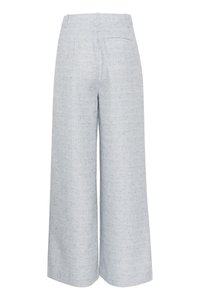 Pantalons larges gris clair en tissu texturé avec un motif subtil. Comprend une poche arrière et une taille avec passants de ceinture.