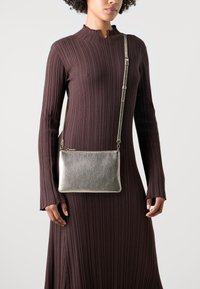 Coccinelle BEST CROSSBODY - Borsa a tracolla - pale gold coloured