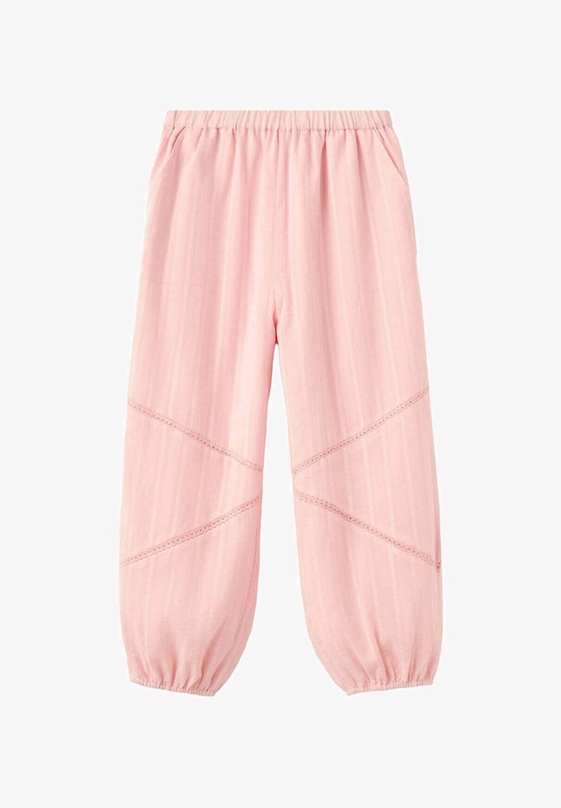 Pantalon ample rose clair avec taille et poignets élastiques, avec des inserts en dentelle diagonaux sur les jambes et des poches latérales.