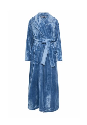 Longue robe de chambre bleue en peluche avec col châle, deux poches avant, manches longues et ceinture nouée à la taille.
