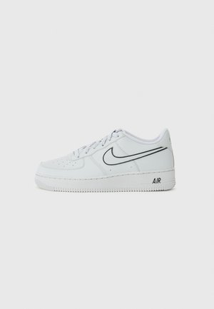 Sneaker de pele branca com bico perfurado, atacadores, logótipo swoosh preto e a marca "AIR" no calcanhar. Sola de borracha texturizada.