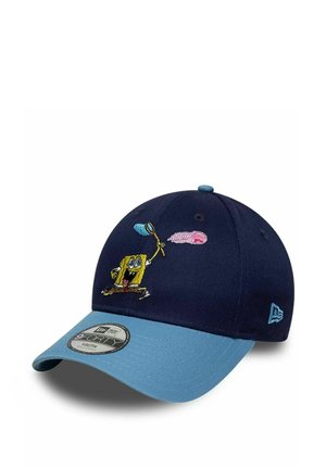 Cappellino blu navy e azzurro chiaro con un personaggio dei cartoni animati ricamato che corre con una rete e una medusa sul pannello frontale.