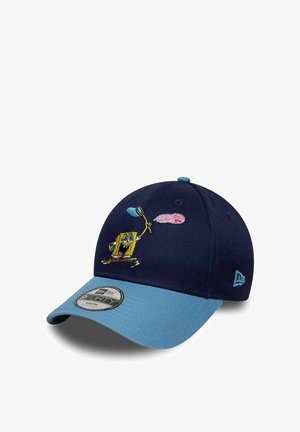 Cappellino blu navy e azzurro chiaro con un personaggio dei cartoni animati ricamato che corre con una rete e una medusa sul pannello frontale.