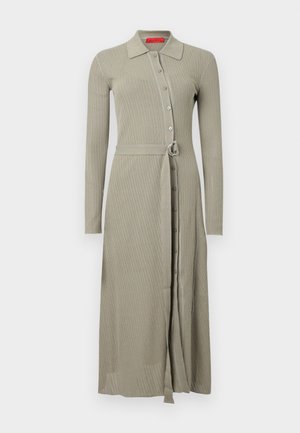 Μακρύ φόρεμα με ριμπ ύφανση σε απαλό χακί χρώμα. Διαθέτει γιακά στο λαιμό, κουμπιά στο μπροστινό μέρος και υφασμάτινη ζώνη με ασημένια αγκράφα. Μακριά μανίκια.