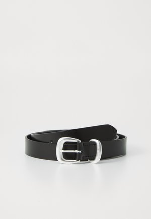 Ceinture en cuir noir enroulée avec une boucle rectangulaire en argent et une boucle de ceinture en métal arrondi sur fond blanc.