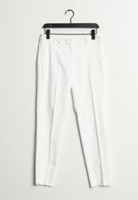 Vita skräddarsydda byxor på en svart galge. Har två sidofickor, en slät yta och en rak bendesign med en ren finish.