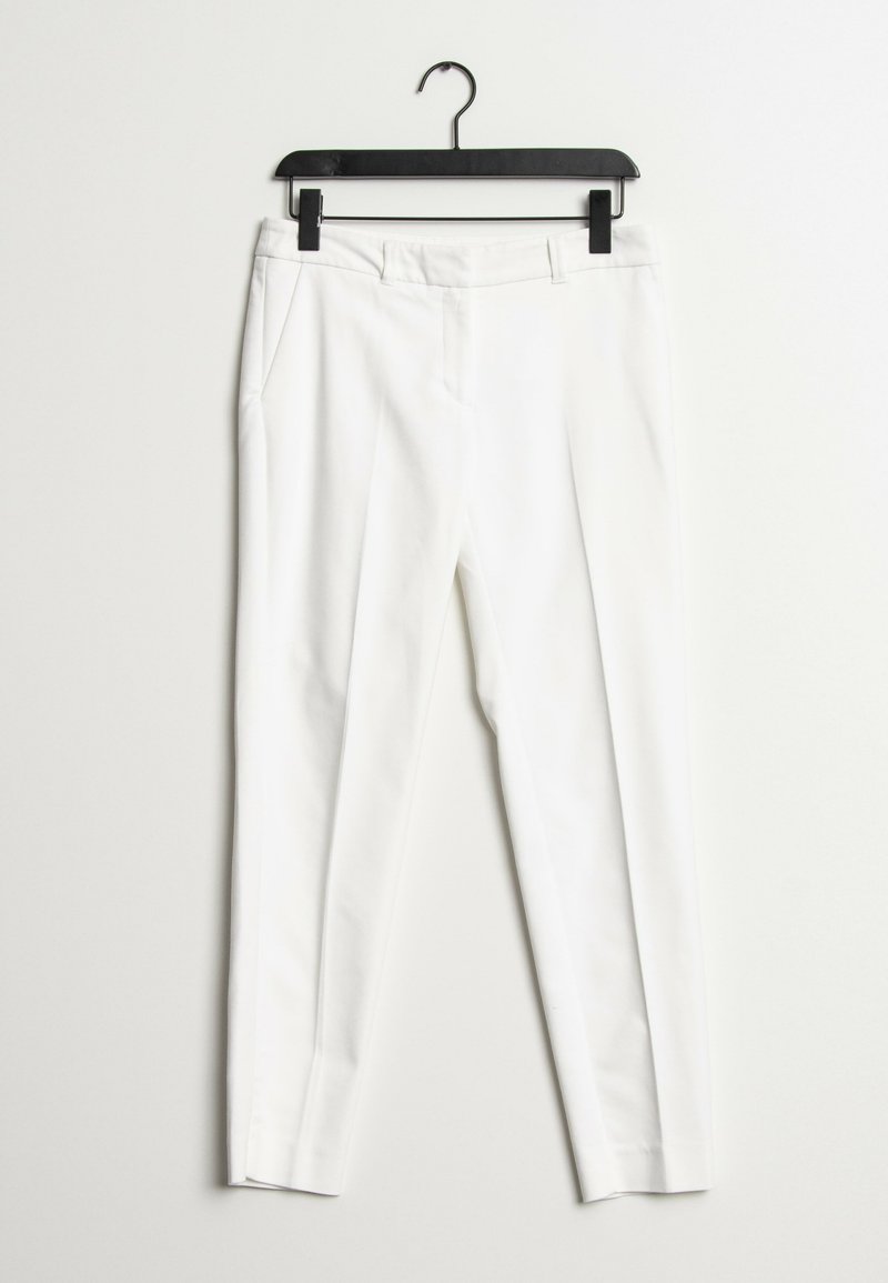 Pantalones blancos hechos a medida en una percha negra. Presentan dos bolsillos laterales, una textura suave y un diseño de pierna recta con un acabado limpio.