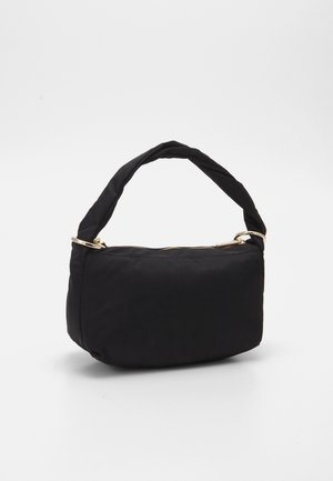 Černá polstrovaná kabelka s propleteným uchy a zlatým zipem. Má hladkou texturu a zaoblený design pro kompaktní vzhled.