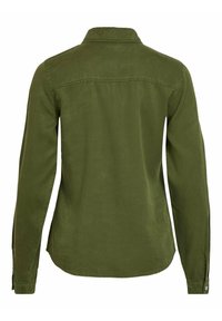 Koszula z długim rękawem w oliwkowym odcieniu, wykonana z miękkiego materiału. Posiada wyłogi z ostrym kołnierzykiem, mankiety zapinane na guziki oraz gładką, matową fakturę.