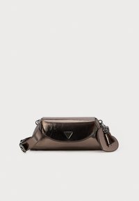 Sac à épaule cylindrique en bronze métallique avec une bandoulière ajustable, un rabat avant, un logo triangulaire et un porte-clés en forme de cœur attaché.