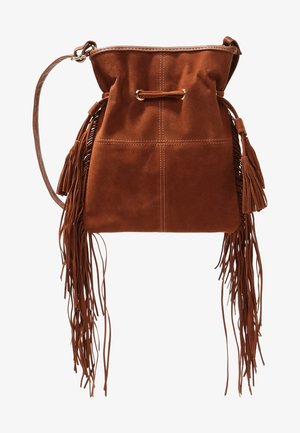 Borsa a secchiello in suede marrone con chiusura a coulisse. Presenta lunghi nappine in suede e una tracolla piatta. Texture liscia, design semplice.
