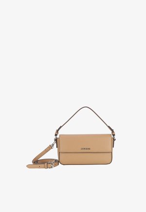 Borsa in pelle beige con texture, manico corto e tracolla lunga removibile, accessori in argento e piccolo logo metallico sulla patta frontale.