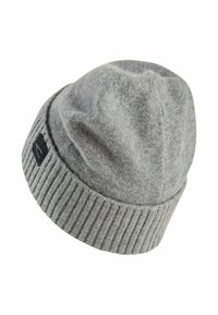 Grau gestrickte Mütze mit einem gerippten Bund. Hergestellt aus weicher Wolle, verfügt sie über eine subtile Textur und ein kleines schwarzes Logopatch an der Seite.