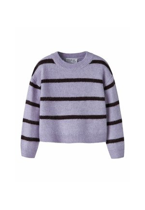 Pull en tricot lilas à manches longues avec des rayures horizontales noires sur le corps et les manches, avec un col rond côtelé et un ourlet.