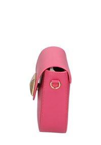 Borsa a mano in pelle rosa con forma rettangolare, coperchio arrotondato, accessori dorati e dettaglio con anello laterale. Texture liscia e design minimalista.