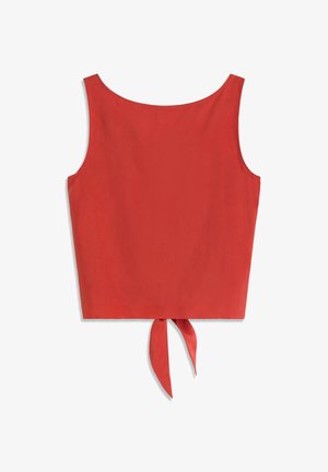 Crveni kratki top bez rukava s kvadratnim izrezom i detaljem u obliku čvora na donjem srednjem dijelu.