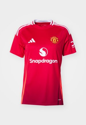 Rotes Manchester United Shirt mit weißen Akzenten, ausgestattet mit dem Adidas-Logo, Snapdragon-Branding und dem Vereinswappen. Kurze Ärmel, runder Halsausschnitt.