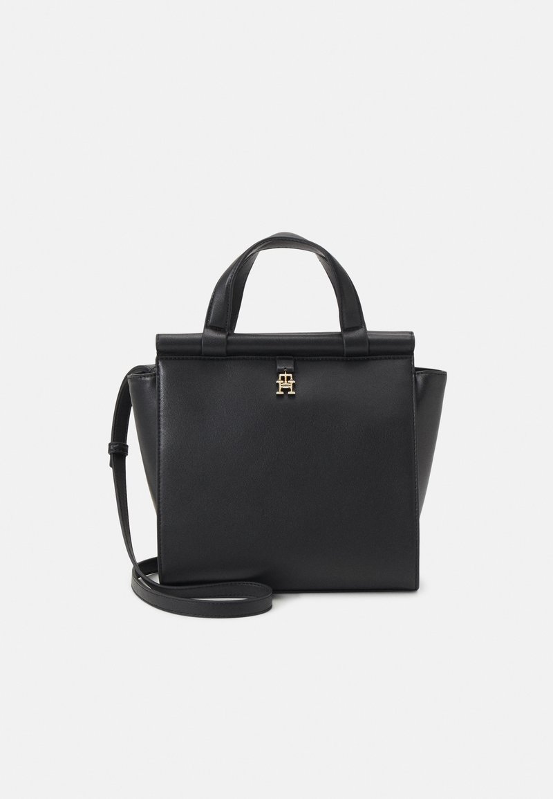Sac à main en cuir noir avec poignées supérieures, bandoulière ajustable et fermoir doré sur panneau avant lisse.