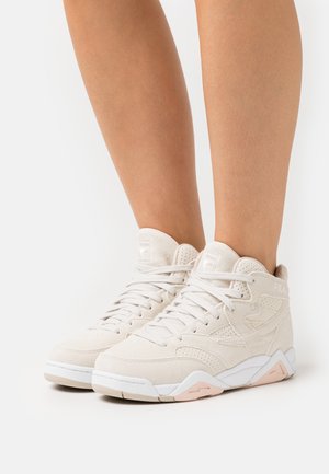 Lichte beige suède hoge sneakers met witte en roze accenten. Voorzien van veters, geperforeerde details en een rubberen zool.