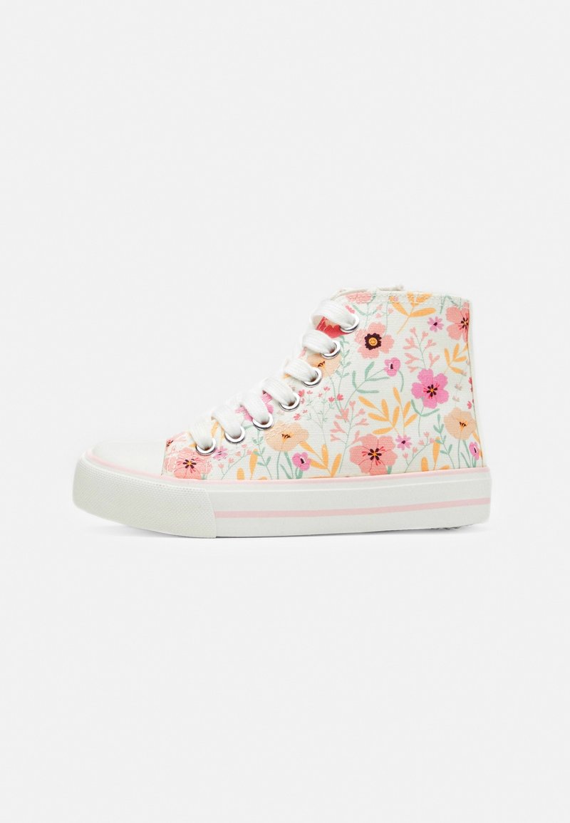 Baskets montantes blanches avec un motif floral rose, orange et vert, lacets blancs et semelle blanche avec une bande rose.