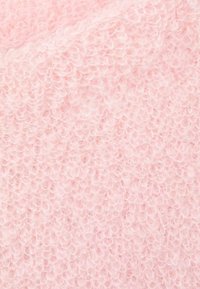 Zachte, pluizige lichtroze stof met strak gekrulde lussen die een gestructureerd, knus oppervlak vormen.